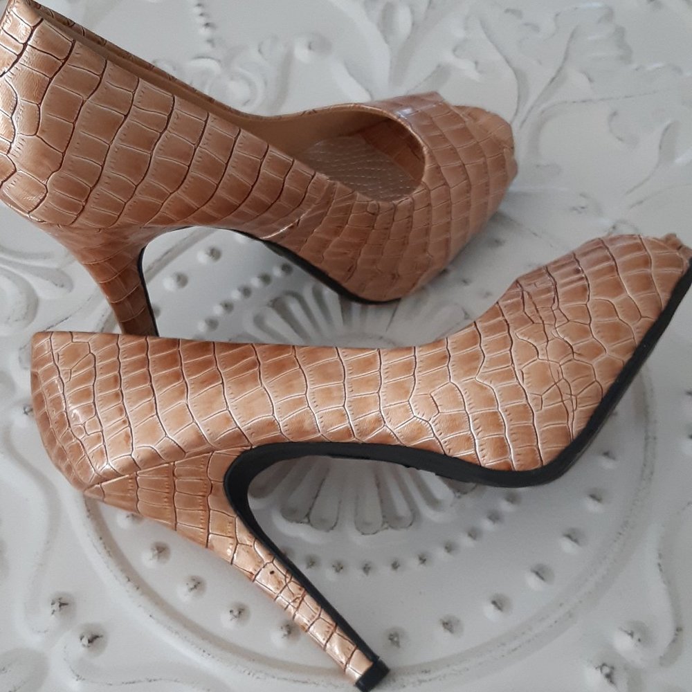 High heels  SIZE 8  Gorgeous